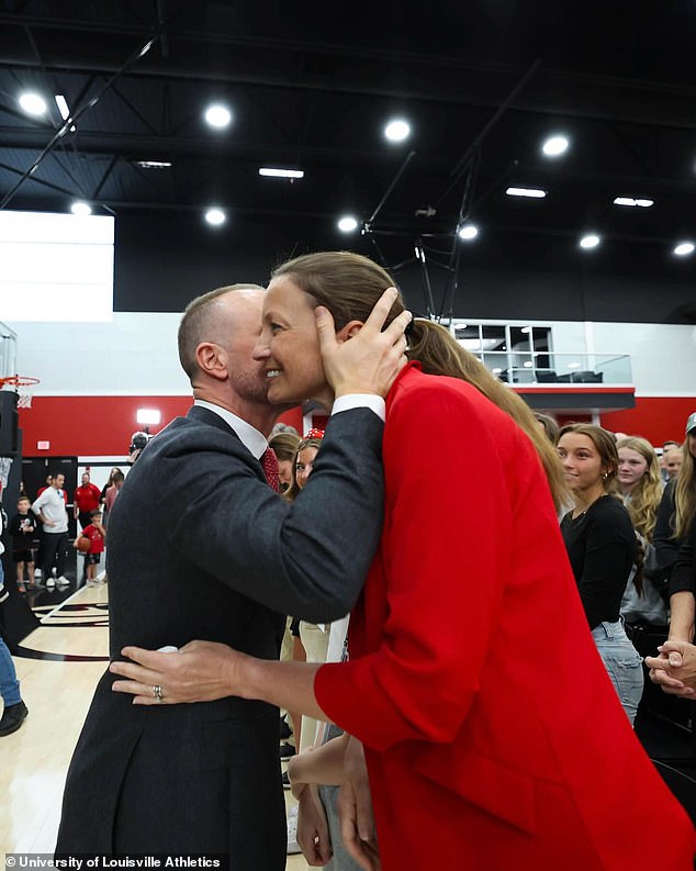 Louisville coach bizarrely thanks his 'hot wife' in press conference